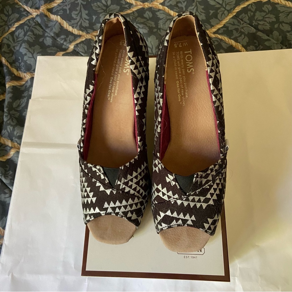 Toms black and silver wedges